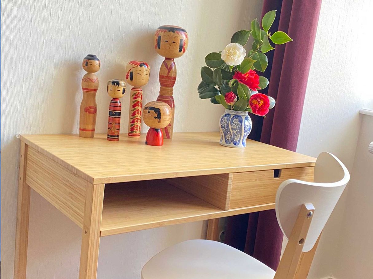 bureau deco japonaise près de la fenêtre